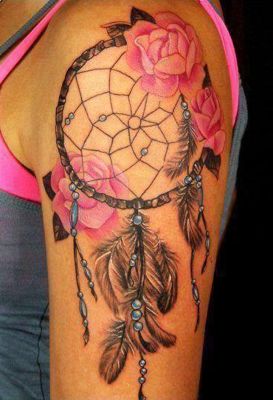  Tatouage attrape rêve avec des roses sur l'épaule